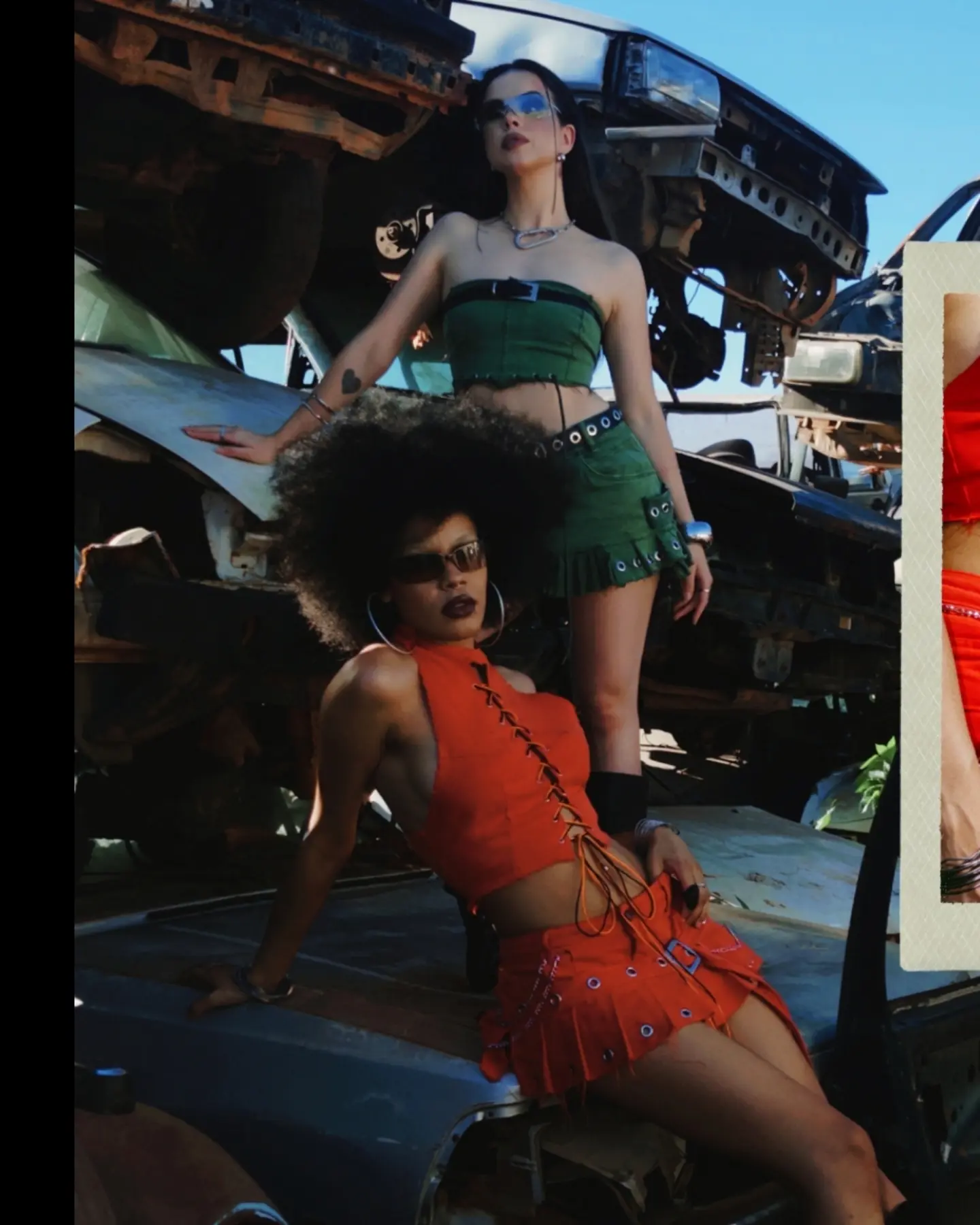 Duas modelos com looks verde e vermelho entre carrocerias.