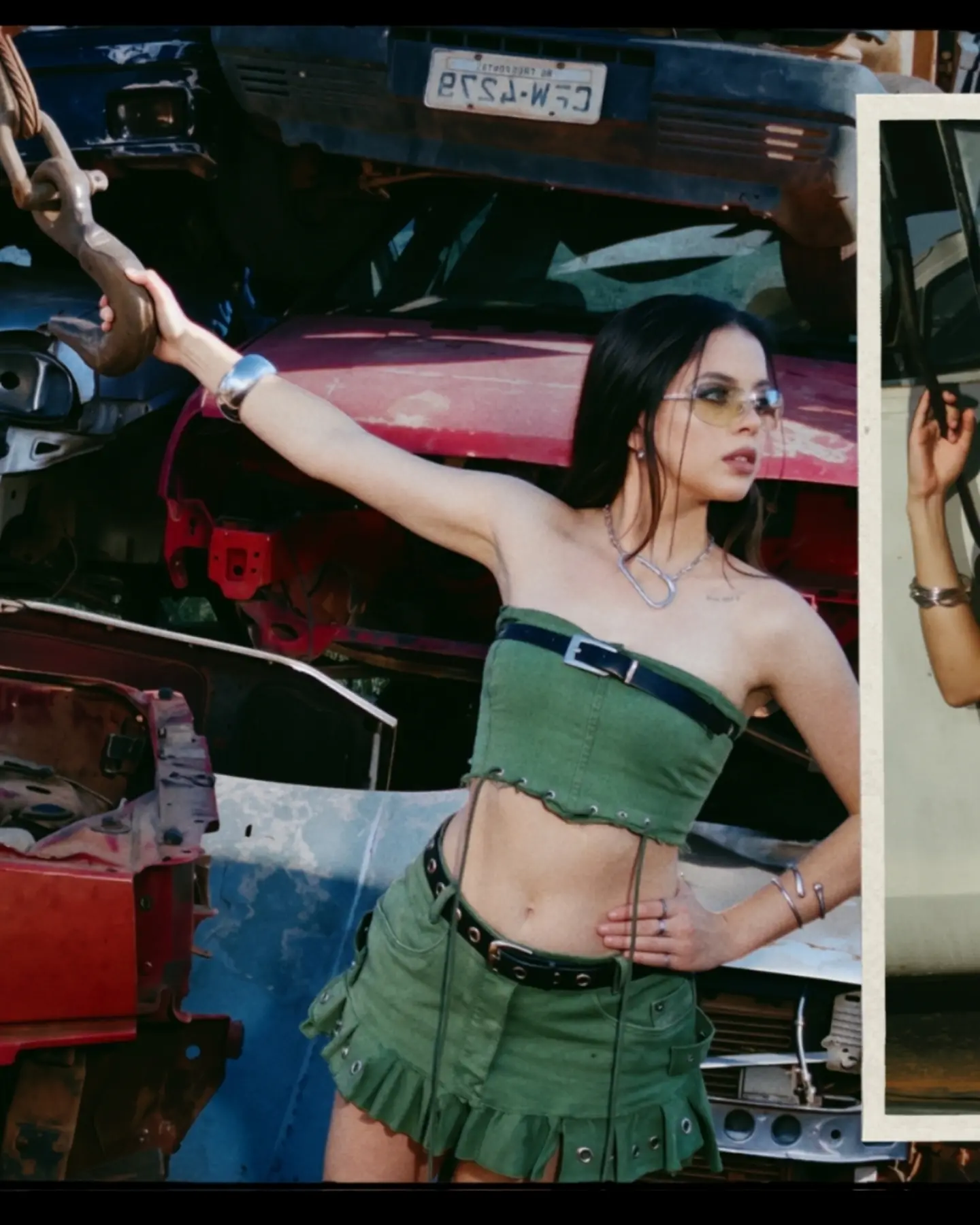 Look verde com cinto, fivela e recortes em colagem no cenário de carros.
