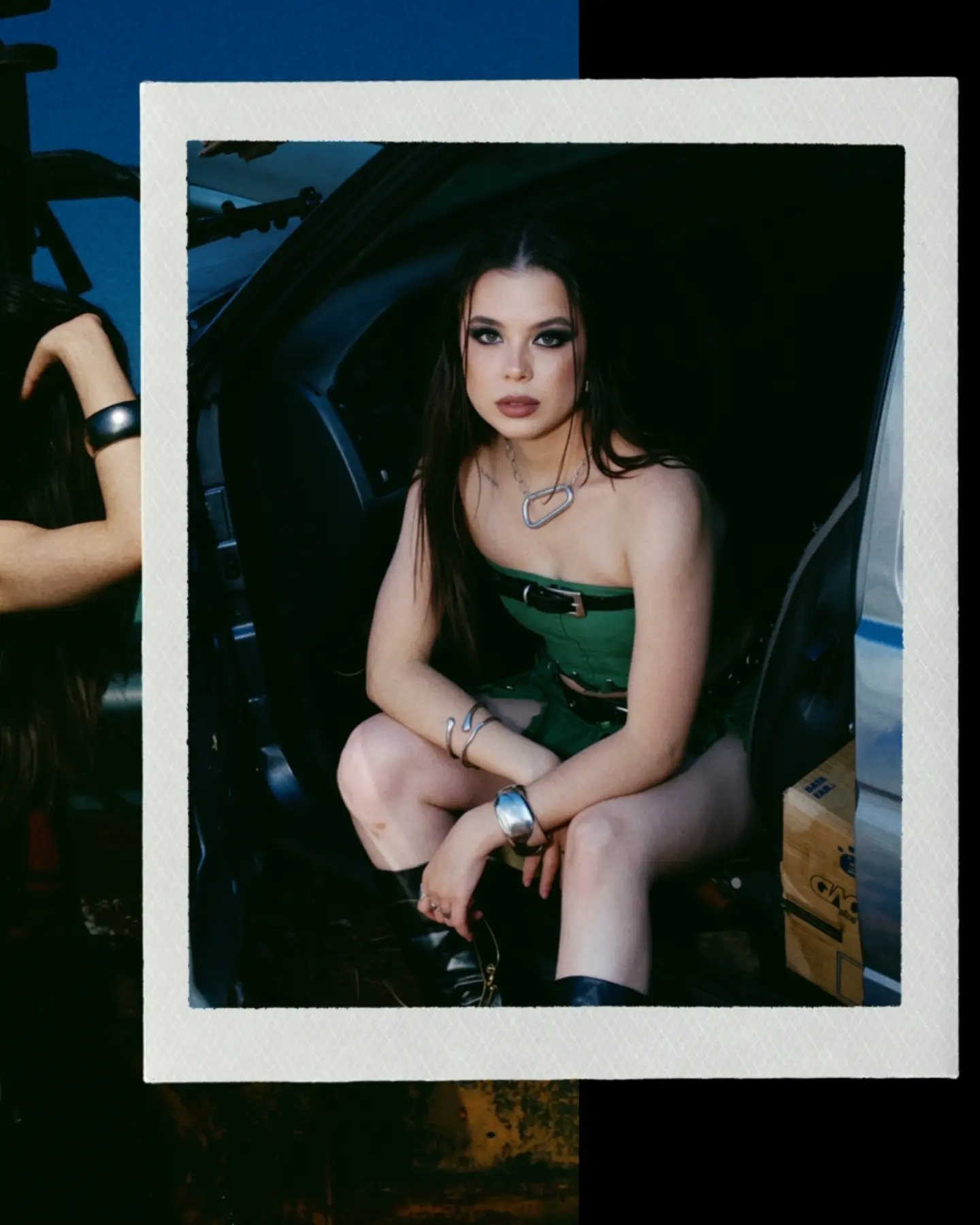 Modelo de verde sentada em uma composição com moldura clara.