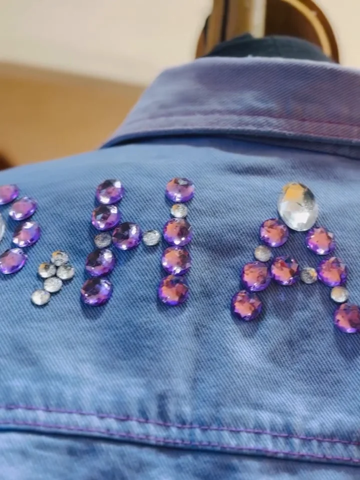 Aplicações nas costas da peça de jeans