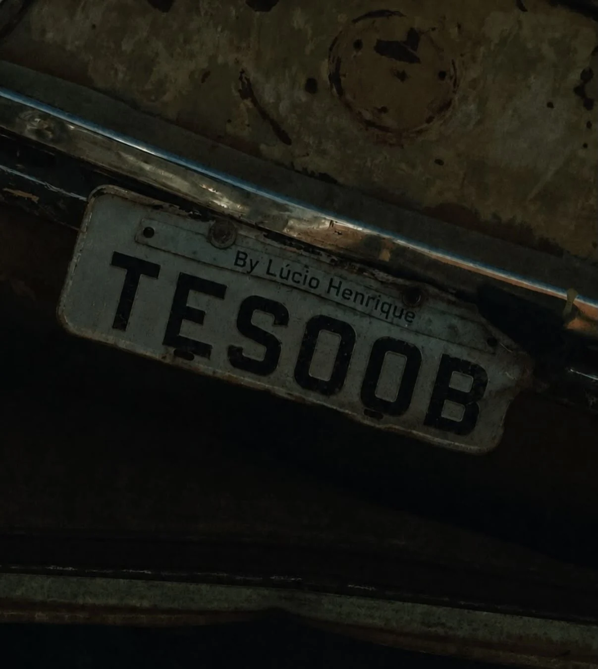 Placa Tesoob em uma carroceria de metal envelhecido.